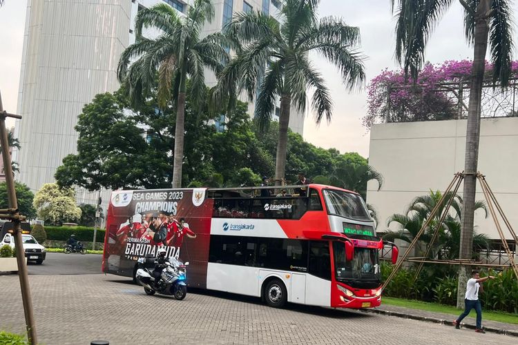 Bus yang akan dipakai oleh skuad timnas U22 Indonesia untuk acara arak-arakan Kirab Juara atlet SEA Games 2023 yang berlangsung pada Jumat (19/5/2023).