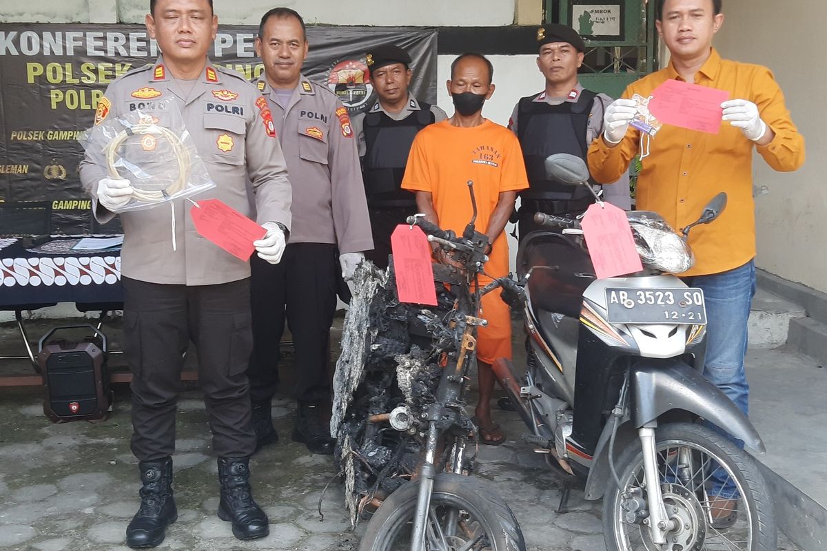 Kapolsek Gamping, AKP Bowo Susilo saat menunjukan barang bukti dalam kasus pembakaran dua unit sepeda motor. Dihadirkan pula pelaku inisial SK (54) warga Kapanewon Gamping, Kabupaten Sleman.