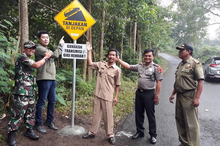Pemasangan rambu peringatan di jalur bahaya Monteng Kamojang, Garut, Jawa Barat.