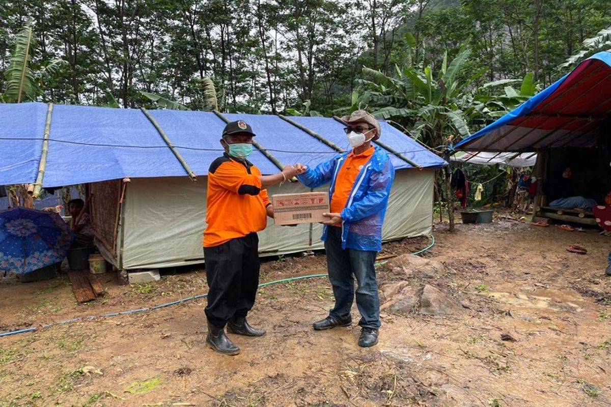 Dirut Pos Indonesia bersama rombongan melihat langsung  KPM BST Korban Terdampak bencana tanah longsor di Dusun Cirangkong, Desa Pesanggrahan, Kecamatan Tegalwaru, Kabupaten Purwakarta, Sabtu (20/2/2021).