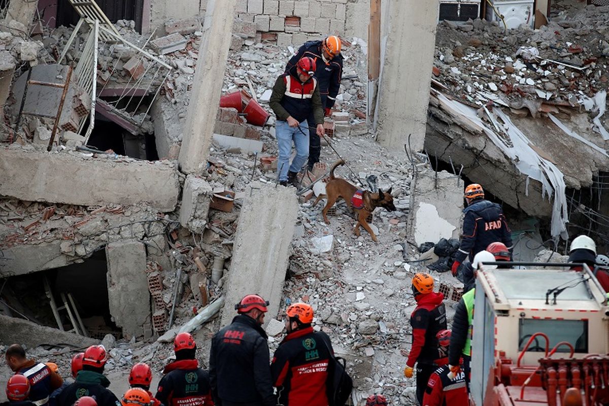 Tim penyelamat melakukan pencarian di gedung reruntuhan pada gempa bumi di Elaziq, Turki, 26 Januari 2020. REUTERS/Umit Bektas