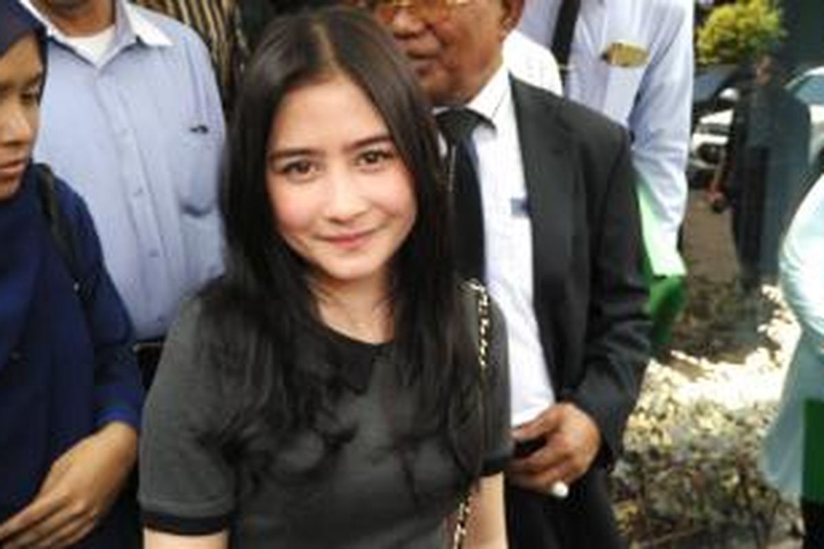 Prilly Latuconsina datang ke Polda Metro Jaya, Jakarta Selatan, Senin (10/8/2015)