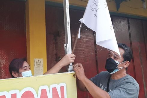 Tak Bisa Berjualan Selama PPKM Darurat, PKL di Tegal Kibarkan Bendera Putih