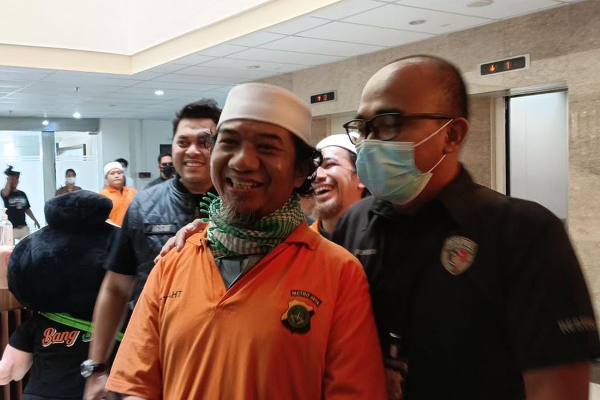 Satu dari total 10 tersangka Khilafatul Muslimin yang sudah diserahkan oleh pihak Polda Metro Jaya ke Kejari Kota Bekasi, Senin (3/10/2022). Selain 10 orang tersangka dari Polda Metro Jaya, terdapat 1 tersangka lain dari Polres Karawang, Jawa Barat yang juga diserahkan ke Kejari Kota Bekasi. 