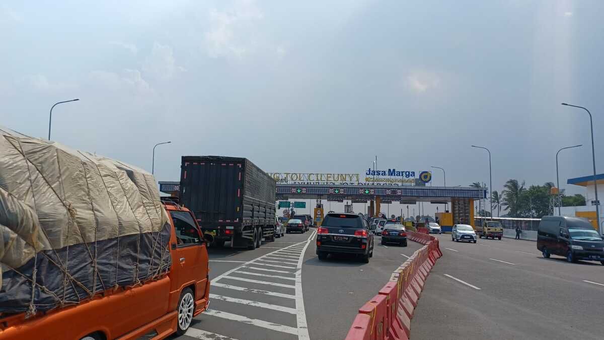 Situasi Terkini Gerbang Tol Cileunyi, Ada Antrean Panjang Kendaraan