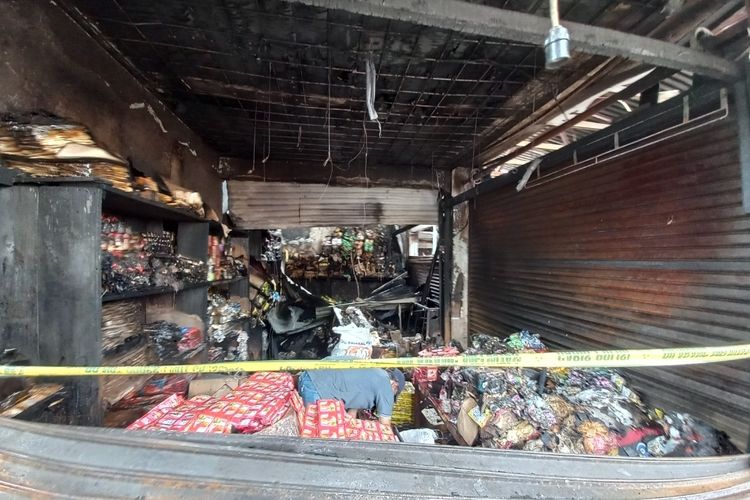 Kondisi kios di Pasar Kemiri Muka, Beji, Depok, yang terbakar pada Minggu (26/3/2023). Sebagian pedagang mencari barang-barang yang sekiranya masih dapat diselamatkan.