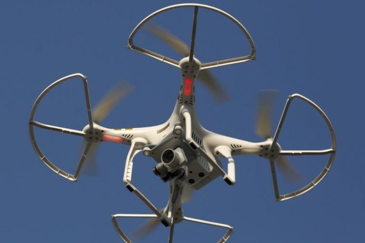 Sebuah drone terbang di Shenzhen, China, 18 Desember 2015. Peritel daring asal China, menyatakan sedang mengembangkan drone dengan kemampuan untuk mengirim barang konsumsi dan hasil pertanian jarak jauh. (Foto: Dokumentasi)