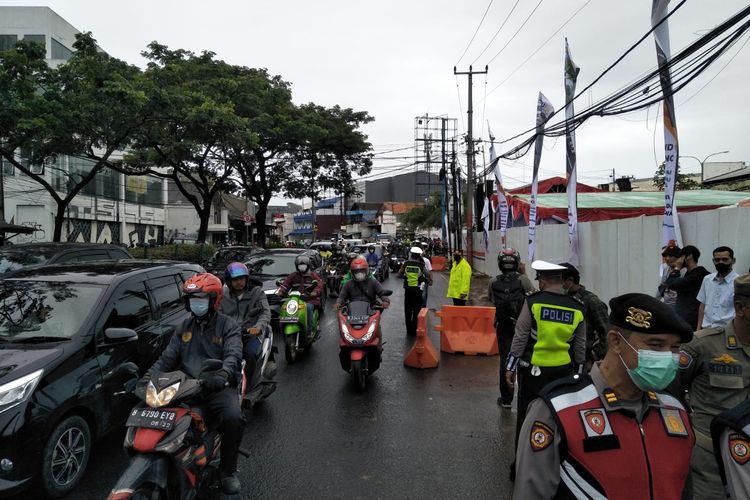 Prosesi Peletakan batu pertama di proyek underpass Jalan Dewo Sartika, situasi lalu lintas di jalan Dewi Sartika menuju Jalan Margonda Raya, Depok, Senin (14/2/2022).