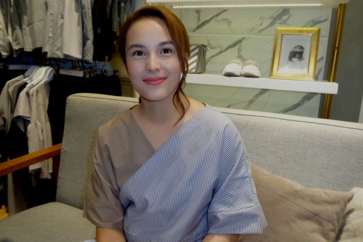 Chelsea Islan berpose di sela peluncuran This is April di Mal Taman Anggrek, Jakarta Barat, Kamis (19/10/2017).