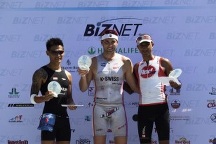 Juara Bali International Triathlon 2013 kategori olympic, Juara II Andy Wibowo, Juara I Michael Bucek dan Juara III Assad Attamimi (kiri ke kanan) berpose di atas podium di kawasan Jimbaran, Bali, Minggu (23/6/2013).