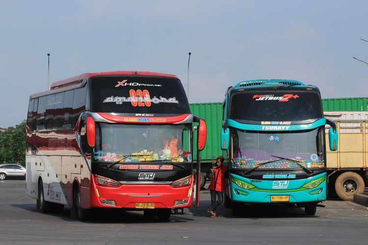 Ilustrasi bus, bus antar kota antar provinsi (AKAP). 