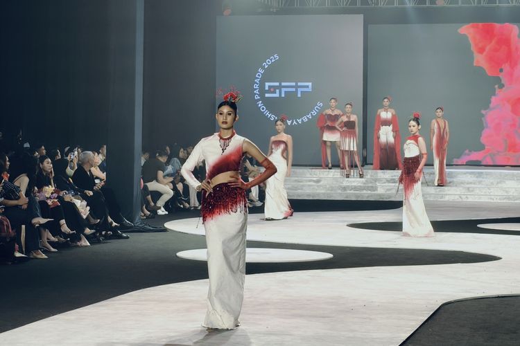 Boold karya desainer Migi Rihasalay yang merangkai cerita tentang kehidupan dan pengorbanan dengan payet saat ditampilkan pada Surabaya Fashion Parade (SFP) 2025 ke-18 tahun berlangsung di Tunjungan Plaza 3 Level 6 pada 14?16 November 2025.