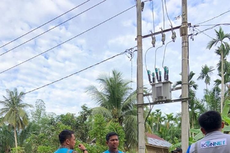 Petugas PT PLN sedang memeriksa jaringan listrik yang terendam banjir di Aceh Utara.