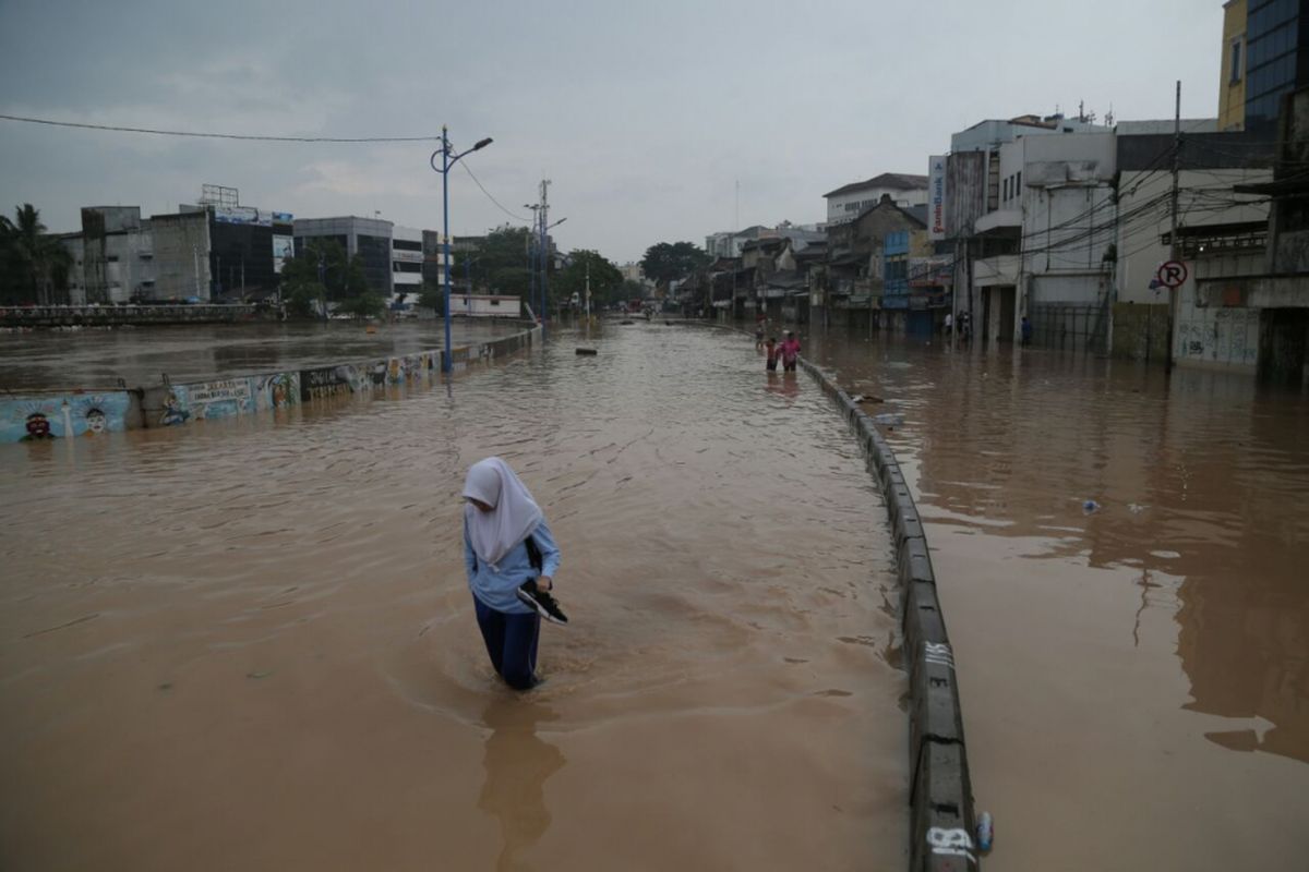 Jalan Jatinegara Barat, Jakarta, masih tergenang, Selasa (6/1/2018) pagi.