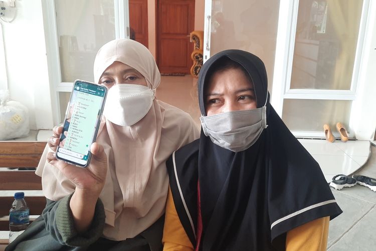 Para korban arisan online miliaran rupiah menunjukkan chat wa dengan pelaku saat ditemui di Cepu, Blora, Minggu (22/8/2021)