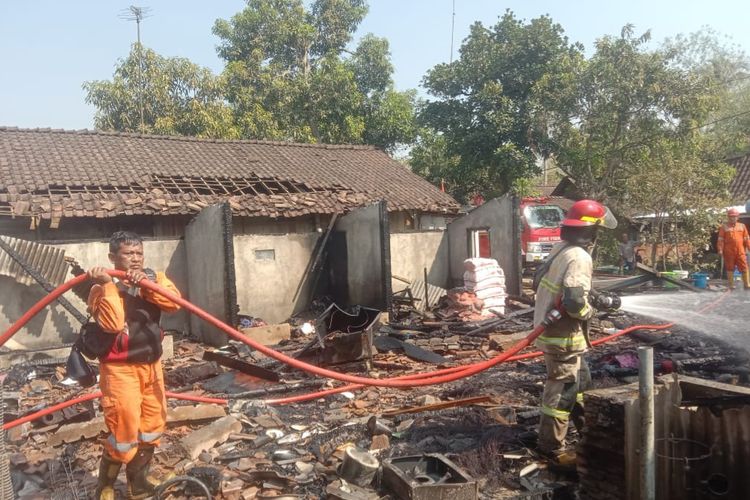 Petugas Damkar melakukan pendinginan rumah yang terbakar di Desa Kalikurmo Bringin Kabupaten Semarang