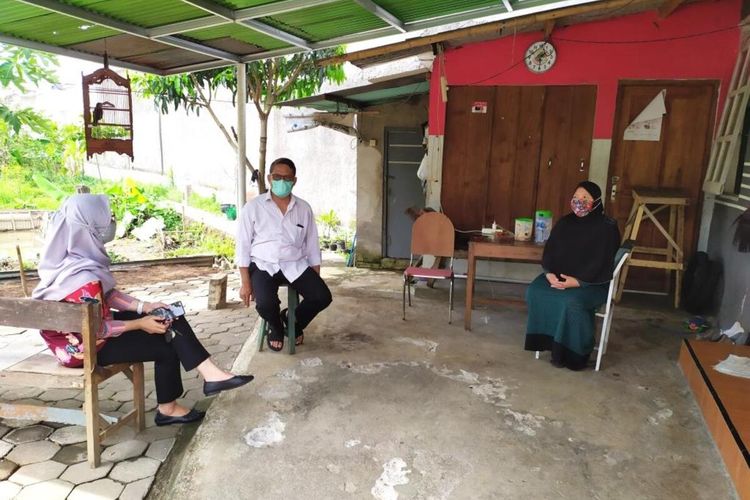Petugas dari Satgas Jogo Tonggo RW VIII Kelurahan Kemirirejo, Kecamatan Magelang Tengah, sedang mengunjungi warga, SW, yang sedang menjalani isolasi mandiri,