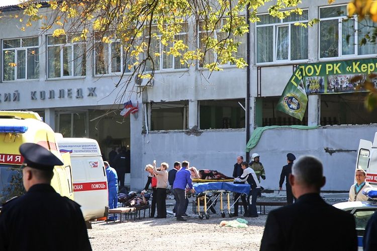 Tim medis membawa korban aksi penembakan yang terjadi di sebuah sekolah teknik menengah di kota Kerch, Crimea, Rabu (17/10/2018).