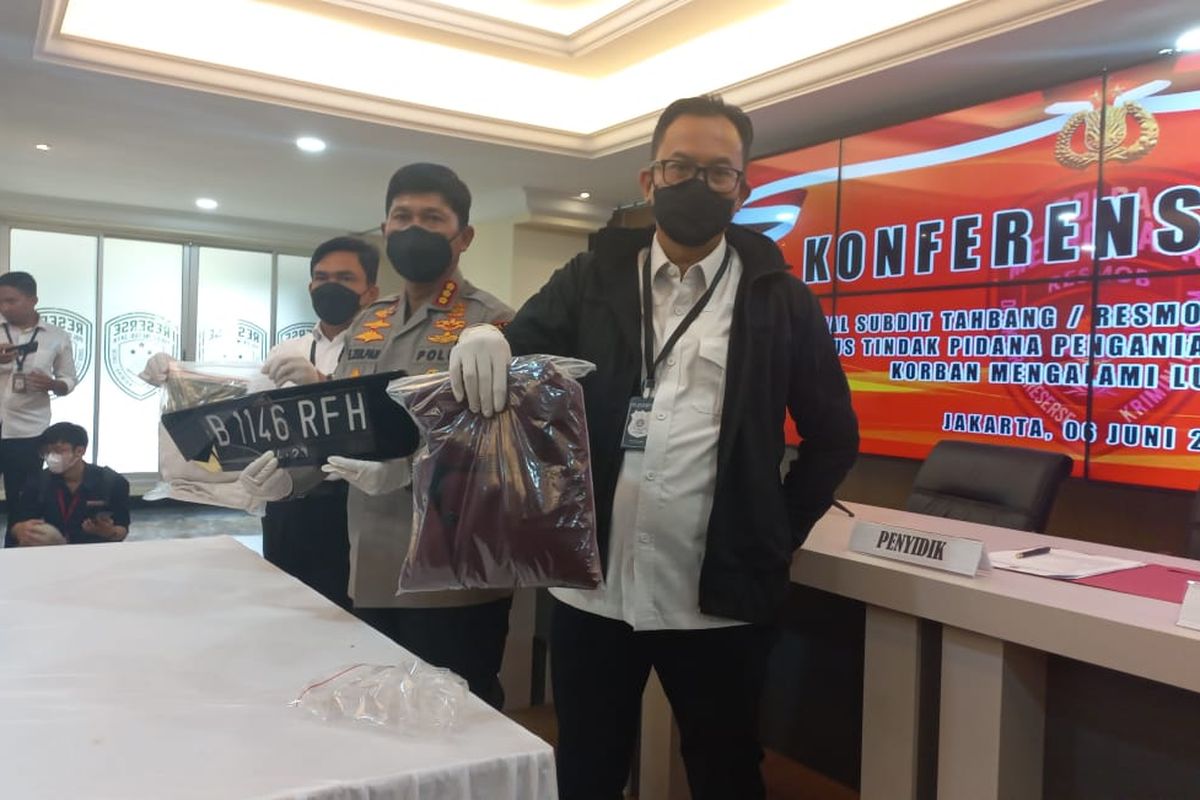 Kabid Humas Polda Metro Jaya Kombes Endra Zulpan (tengah) bersama penyidik Subdit Resmob Polda Metro Jaya menunjukkan barang bukti dalam kasus penganiyaan Justin Frederick, putra anggota DPR RI F-PDIP Indah Kurnia saat konferensi pers di Polda Metro Jaya, Senin (6/6/2022).