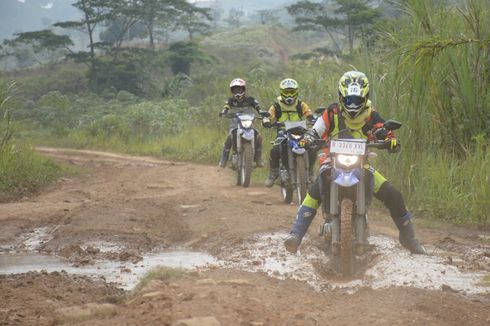 Cara Hadapi Jalan Lumpur dan Berlubang Pakai Motor Trail