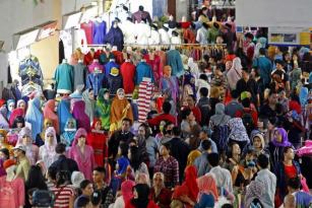 Pengunjung memadati Blok B Pasar Tanah Abang, Jakarta, Kamis (9/7/2015). Konsumerisme warga meningkat menjelang Lebaran Idul Fitri. Pusat-pusat perbelanjaan dipadati mereka yang ingin membeli sandang dan pangan.