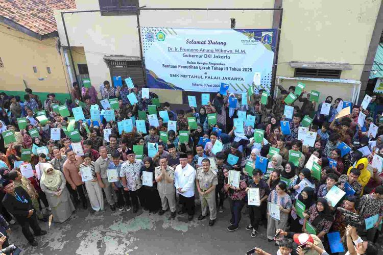 Penyerahan bantuan pemutihan ijazah tahap III tahun 2025 kepada 827 siswa di SMK Miftahul Falah, Cipulir, Kebayoran Lama, Jakarta Selatan, Selasa (3/6/2025). 