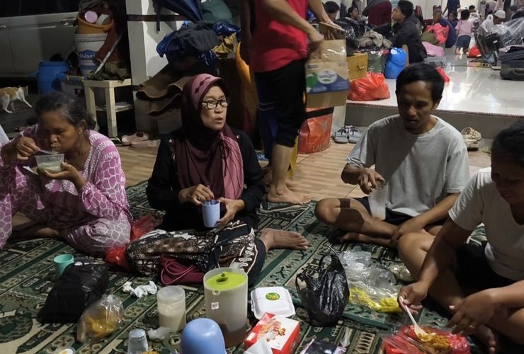 Kebersamaan di Tengah Musibah, Warga Periuk Damai Buka Puasa Bersama di Pengungsian
