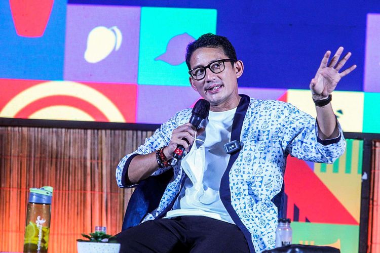 Menteri Pariwisata dan Ekonomi Kreatif Sandiaga Uno saat menghadiri acara Apresiasi Kreasi Indonesia 2021 di Gandaria City, Jakarta Selatan, Kamis (9/12/2021). Apresiasi Kreasi Indonesia 2021 merupakan program pengembangan ekonomi kreatif melalui peningkatan kapasitas dan pameran kepada para pelaku ekonomi kreatif pada subsektor kuliner, kriya, fesyen, musik, film, animasi, aplikasi, dan permainan yang akan diselenggarakan di 16 daerah di Indonesia.