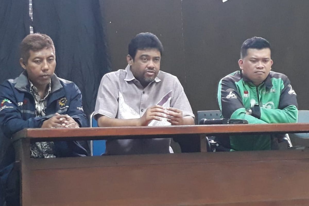 Kiri ke kanan: Kuasa hukum KATO Yudi Winarno, Koordinator Presidium KATO Said Iqbal, dan Sekretaris Jenderal KATO Yudi Arianto saat konferensi pers di kantor LBH Jakarta, Jakarta Pusat, Minggu (1/7/2018).