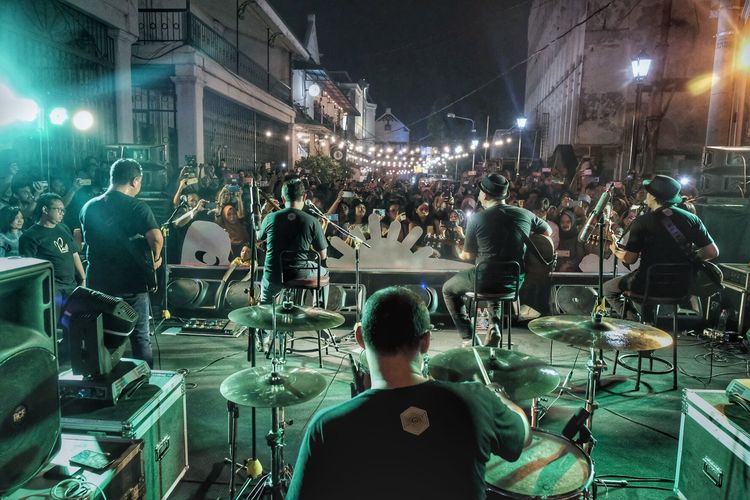 Band PADI  Reborn saat tampil di kawasan Kota Lama Semarang, Minggu (24/11/2019) malam