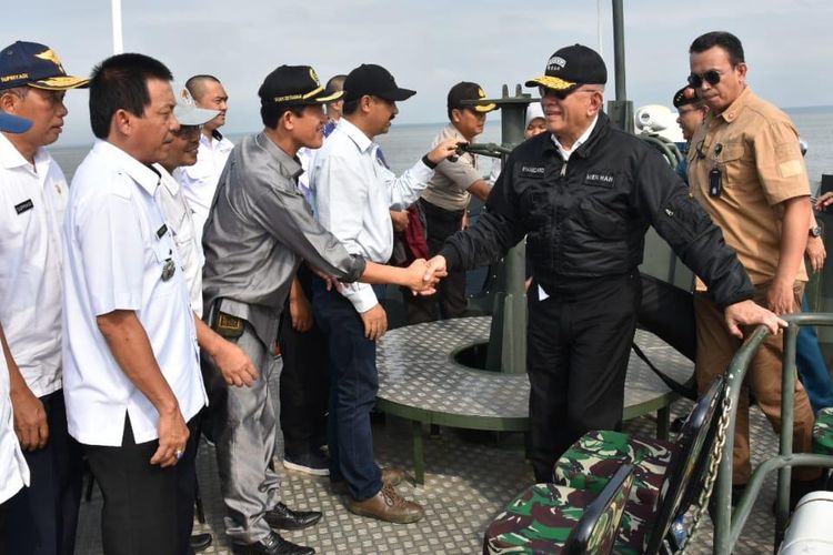 Menteri Pertahanan Ryamizard Ryacudu meninjau pembangunan percepatan Kawasan Ekonomi Khusus (KEK) di Pelabuhan Tanjung Api Api (TAA), di Kabupaten Banyuasin, Palembang, Sumatera Selatan, pertengahan Maret 2019. 