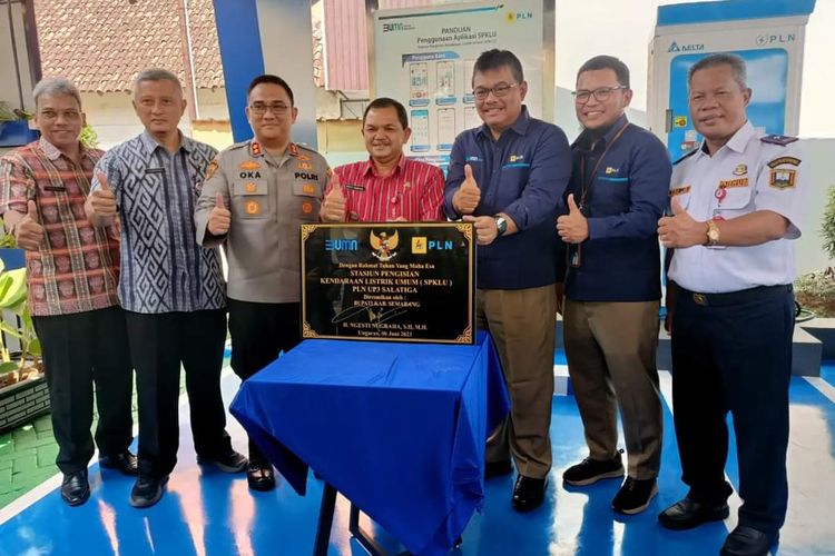 Bupati Semarang Ngesti Nugraha meresmikan Stasiun Pengisian Kendaraan Listrik Umum (SPKLU)