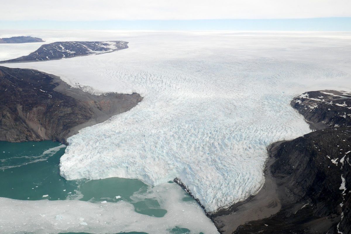 Celah di Store Glacier, gletser saluran keluar laut di Lapisan Es Greenland bagian barat.