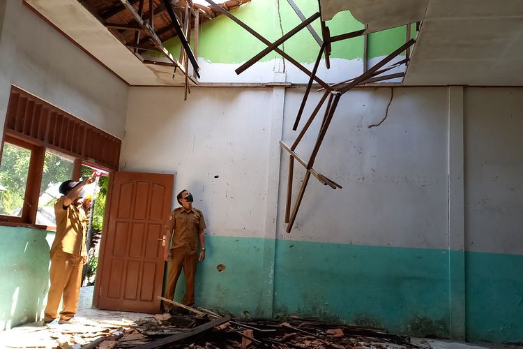 Kondisi ruang kelas SD Negeri Sumuragung 1, di Desa Sumuragung, Kecamatan Baureno, Kabuoaten Bojonegoro, Jawa timur, runtuh lantaran sudah lapuk dan dimakan rayap.