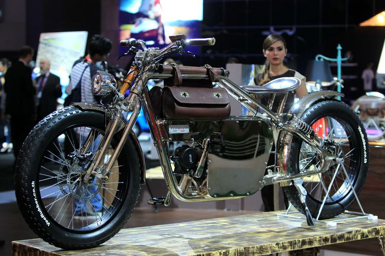 Sepeda listrik produksi Italjet Italia dipamerkan dalam Indonesia International Motor Show (IIMS) 2015 di JIExpo Kemayoran, Jakarta, Rabu (19/8/2015). IIMS 2015 diikuti lebih dari 50 merek mobil dan sepeda motor akan berlangsung hingga 30 Agustus mendatang.  KOMPAS IMAGES/KRISTIANTO PURNOMO