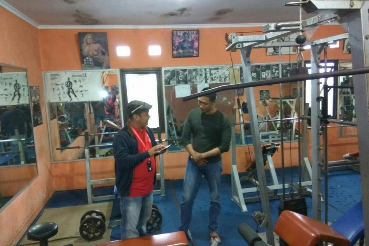 Kanit Reserse Kriminal Khusus Polresta Depok AKP Firdaus (kiri), Yos Desambra pemilik tempat fitness (kanan).