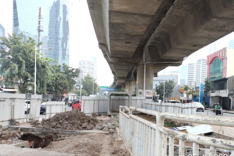 PAM Jaya mengumumkan bahwa terjadi kebocoran pipa transmisi air baku PJT II di Jalan Prof Dr Satrio, Jakarta Selatan (Jaksel). 