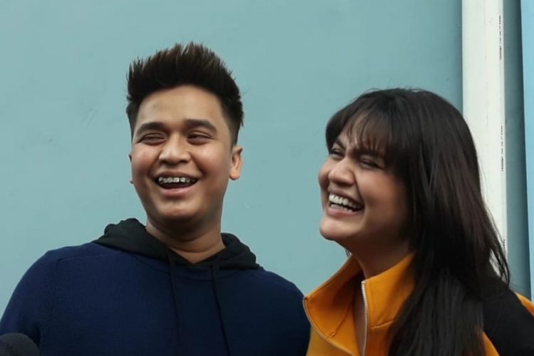 Billy Syahputra (kiri) dan Hilda Vitria (kanan) setelah menjadi bintang tamu program bincang-bincang di Studio TransTV, Mampang, Jakarta Selatan, Jumat (28/9/2018) sore.