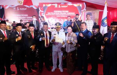 Asosiasi Bupati Papua Pegunungan (memakai kemeja dan jas) ketika melakukan foto bersama dengan Penjabat Gubernur Papua Pegunungan, Nicolaus Kondomo, usai pelantikan yang berlangsung di Kantor Kementerian Dalam Negeri (Kemendagri) di Jakarta, Jumat (11/11/2022).