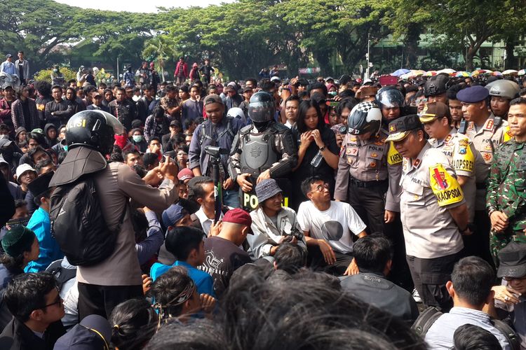 Wakapolda Jawa Timur, Brigjen Pol Toni Harmanto saat menemui aksi massa mahasiswa di depan gedung DPRD Kota Malang, Selasa (24/9/2019)