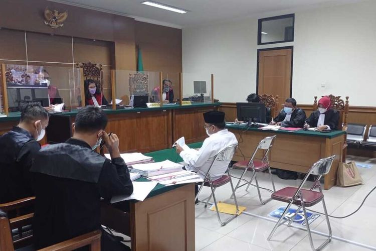 Kepala Bapenda Banten Opar Sohari saat hadir memberikan kesaksian kasus dugaan korupsi pengadaan lahan Samsat Malimping untuk terdakwa Kepala Samsat Malimping Samad