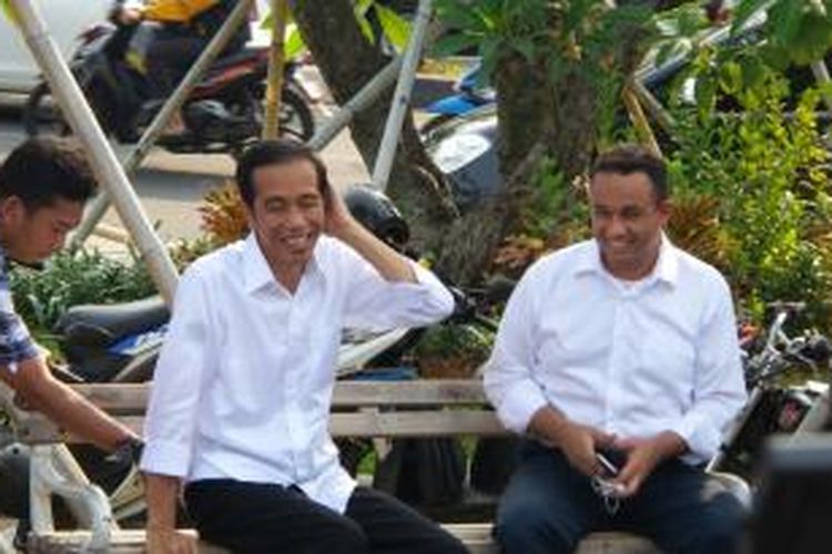 Calon presiden Joko Widodo (kiri) dan juru bicaranya Anies Baswedan saat tengah bersantai di Waduk Pluit, Jakarta Utara, Selasa (22/7/2014).