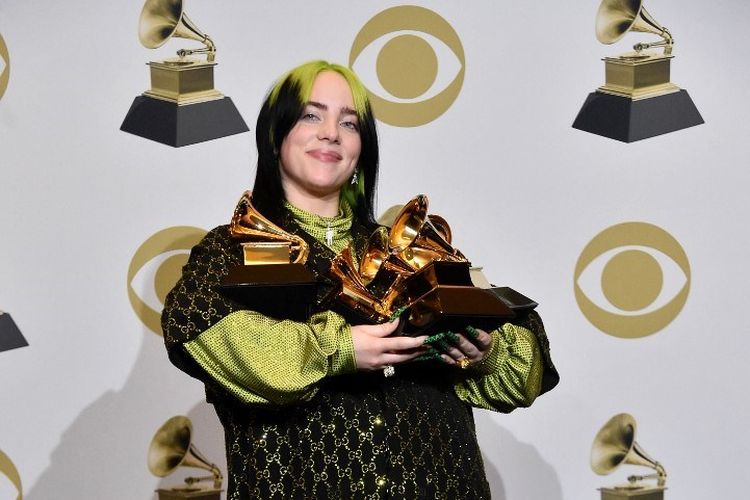 Penyanyi Billie Eilish, berpose dengan lima trofi Grammy Awards 2020 di Staples Center, Los Angeles, California, pada 26 Januari 2020. Billie Eilish meraup Grammy untuk Record of the Year, Album of the Year, Song of the Year, Best New Artist, dan Best Pop Vocal Album