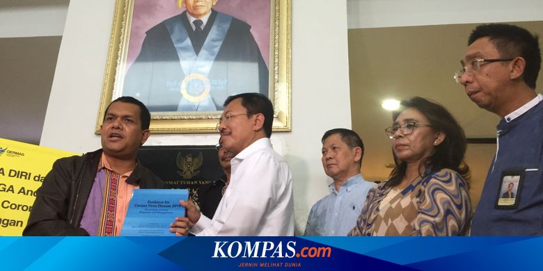 Buku Tentang Gadget Menkes Terawan Diberi Buku  Panduan Penanganan Virus Corona 