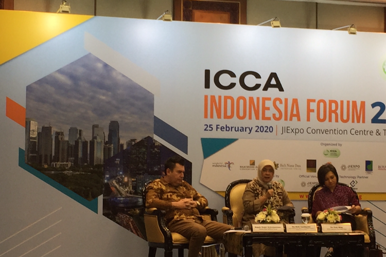 Dari (kiri) Ralph Schuenemann, Deputy Chair ICCA Indonesia Comittee & Official Venue, (tengah) Deputi Bidang Produk Wisata dan Penyelenggara Kegiatan (Events) Kementerian Pariwisata dan Ekonomi Kreatif RI, Rizki Handayani, (kanan) Ketua ICCA Indonesia, Raty Ning, dalam Press Conference ICCA Indonesia Forum 2020 Rabu, 19 Februari 2020, Jakarta Convention Center (JCC), Jakarta