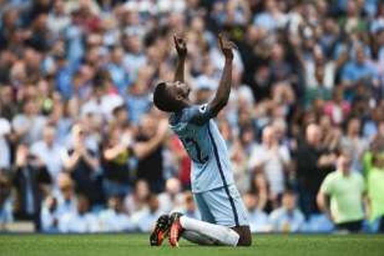 Kelechi Ihenacho melakukan selebrasi seusai mencetak gol kedua Manchester City ke gawang Bournemouth di Stadion Etihad, Sabtu (17/9/2016).