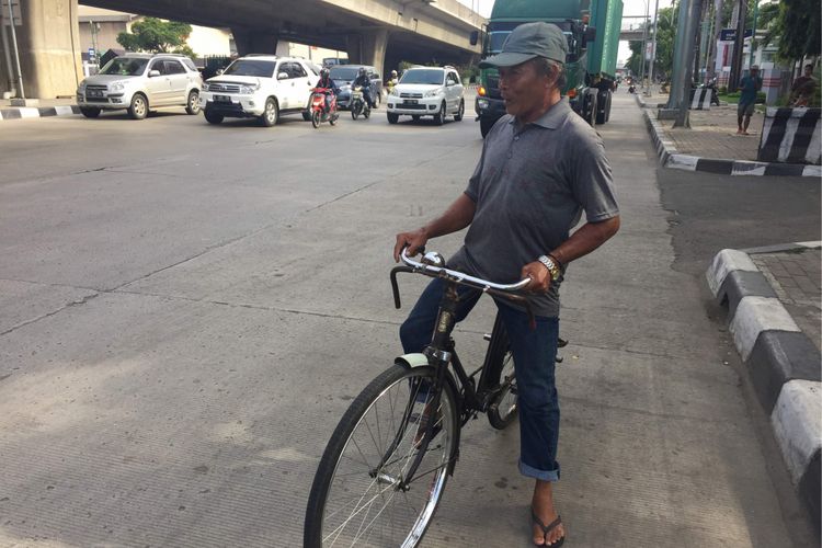 Udin  satu ojek sepeda ontel yang masih bertahan di tengah berkembangnya transportasi modern di Ibu Kota, Kamis (23/11/2017).