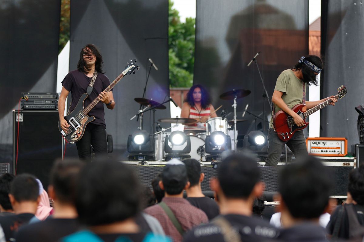 Band Kelompok Penerbang Roket tampil di hari pertama Festival Musik Rock JogjaRockarta di Stadion Kridosono, Yogyakarta, Jumat (29/9/2017). Jogjarockarta menampilkan band utama Dream Theater serta dimeriahkan band pembuka antara lain God Bless, Roxx, Power Metal, dan Death Vomit.