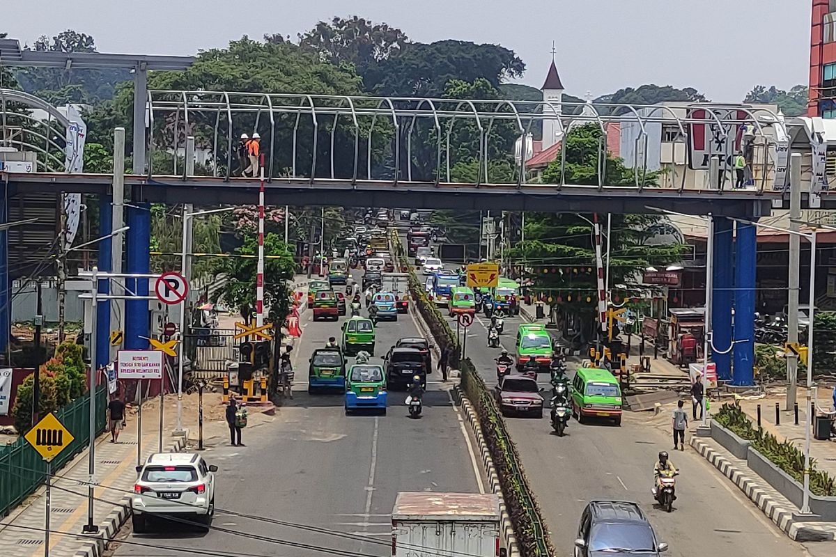 Progres pembangunan jembatan layang atau sky bridge yang menghubungkan antara Stasiun Bogor dengan Stasiun Paledang saat ini sudah mencapai 72 persen. Ditargetkan proyek tersebut dapat rampung pada bulan Desember 2023, sehingga pada Januari 2024 dapat segera dioperasikan.