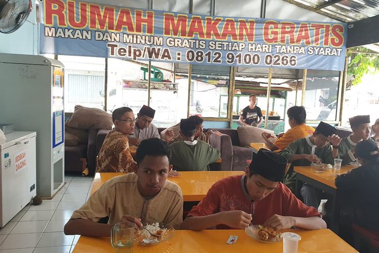 Sejumlah warga terus berdatangan ke Rumah makan gratis Ciangsana, Bogor, Jawa Barat setelah viral video perampokan di rumah makan tersebut. Jumat (13/9/2019)